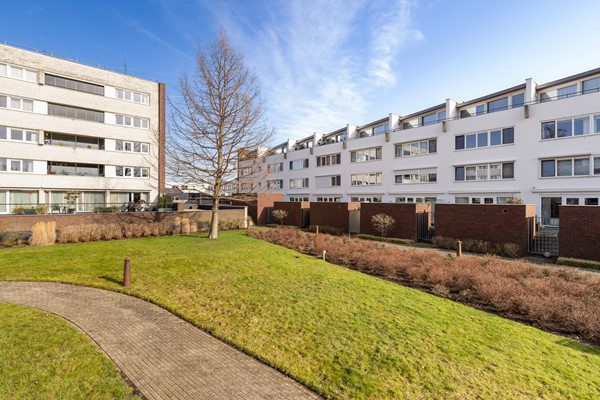 Foto - Te koop: Ruime dubbele benedenwoning met parkeerplaats!